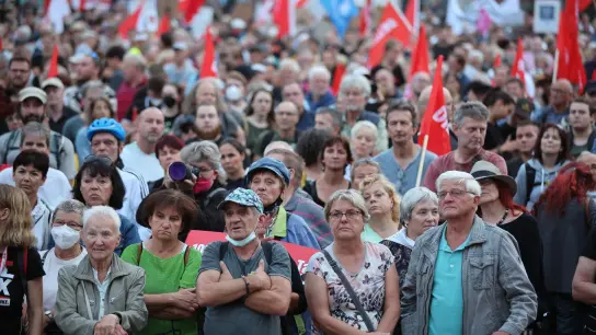 Zahlreiche Menschen nehmen an einer linken Demonstration gegen die Energie- und Sozialpolitik der Bundesregierung auf dem Augustusplatz teil. (Foto: Jan Woitas/dpa)