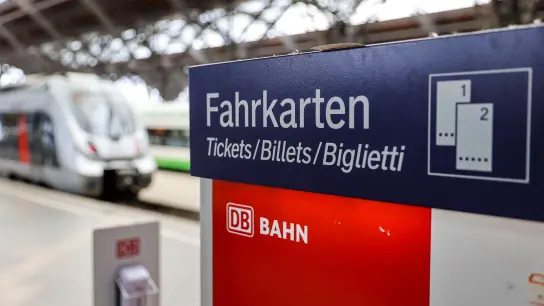 Ein Fahrkartenautomat der Deutschen Bahn steht an einem Bahnhof. (Foto: Jan Woitas/dpa/Symbolbild)