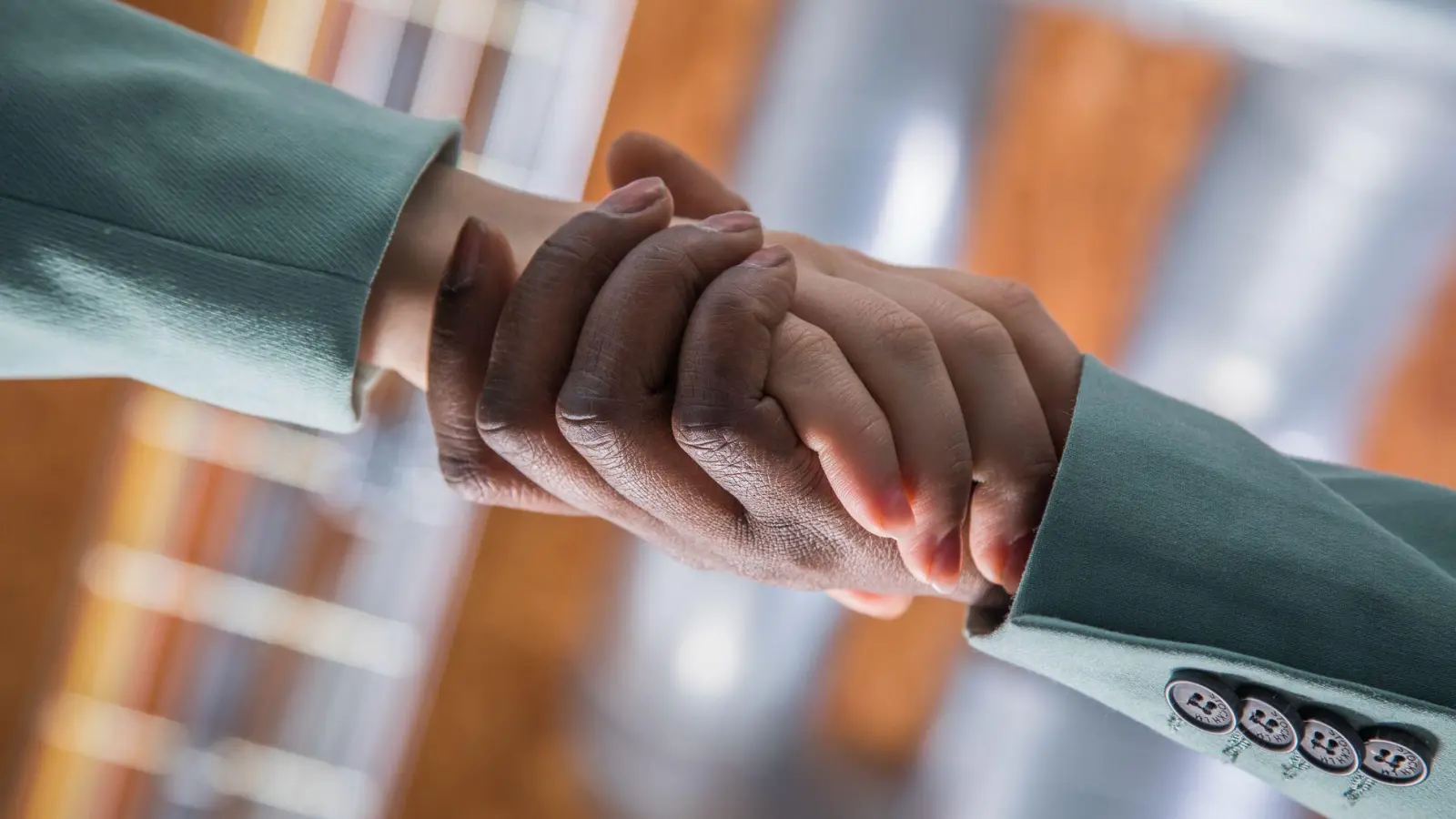 Um Teil des Teams zu werden, sollten neue Mitarbeiterinnen und Mitarbeiter sich aktiv einbringen. Was immer geht? Fragen stellen, Interesse zeigen! (Foto: Christin Klose/dpa-tmn)