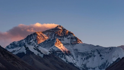 Der Sonnenuntergang färbt den Gipfel des Mount Everest. 1953 standen erstmals Bergsteiger auf dem Dach der Welt. (Foto: Zhang Rufeng/XinHua/dpa)