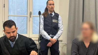 Die Angeklagte (r) sitzt beim Prozessauftakt vor dem Landgericht Ravensburg (Baden-Württemberg) neben ihrem Verteidiger Samuel Fischer. (Foto: Aleksandra Bakmaz/dpa)