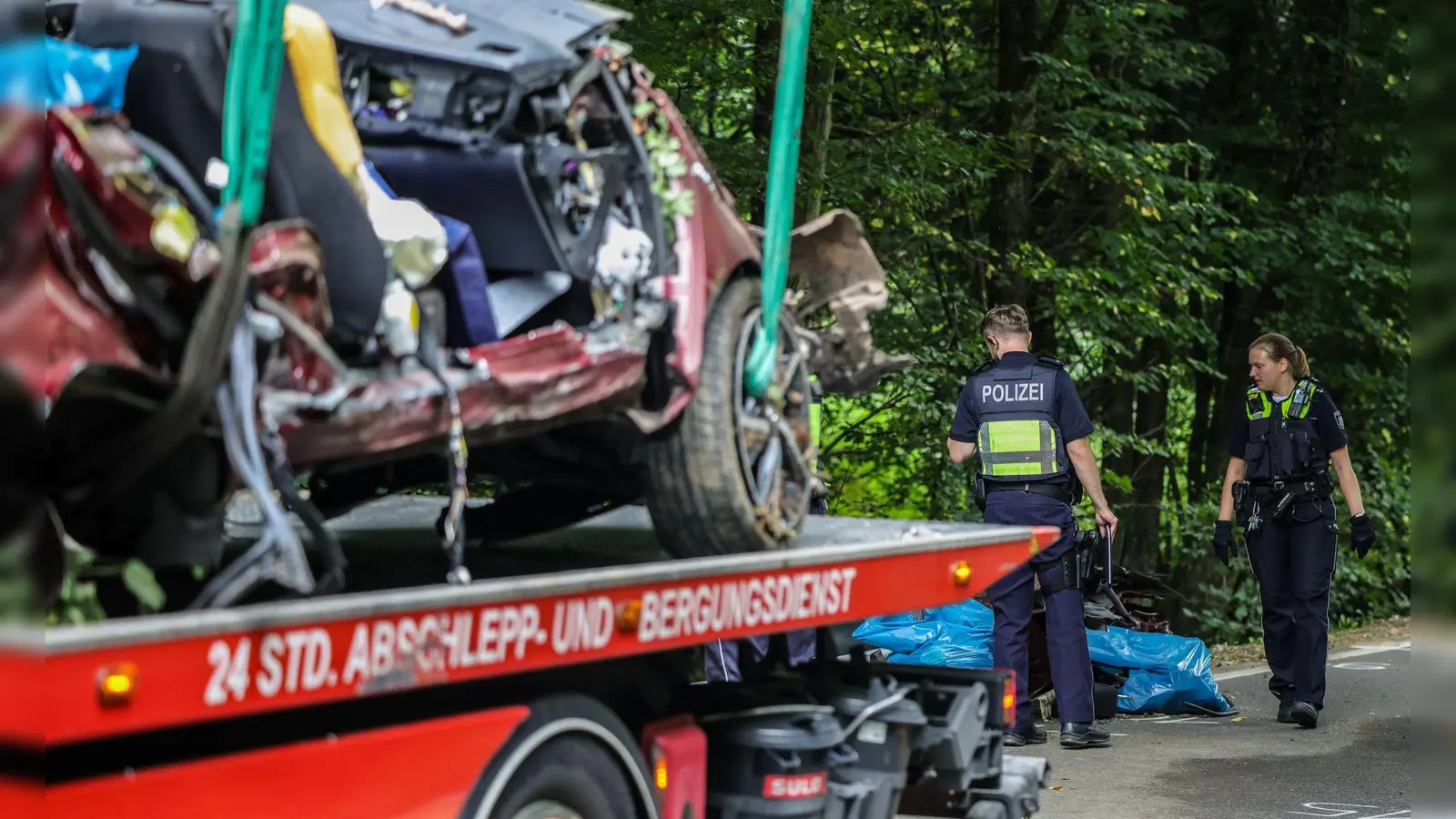 Zwei 19-jährige Männer sowie zwei 14 und 16 Jahre alte Mädchen sind bei einem Autounfall in Kürten gestorben. Am Steuer saß ein 16-Jähriger. Er überlebte. Der Wagen gehört seinen Eltern. (Foto: Christoph Reichwein/dpa)