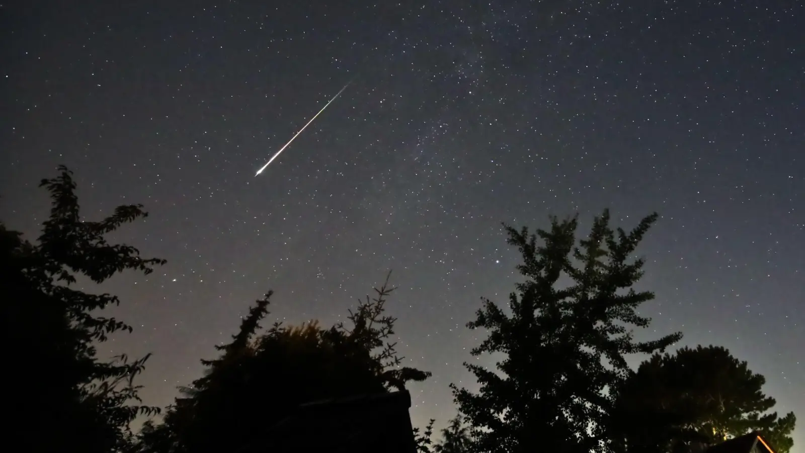 Sternschnuppen der Perseiden über einem nächtlichen Himmel. (Symbolbild) (Foto: Marco A. Ludwig/dpa)
