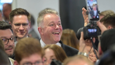 Wahlsieger Schnieder strahlt. (Foto: Hannes Albert/dpa)