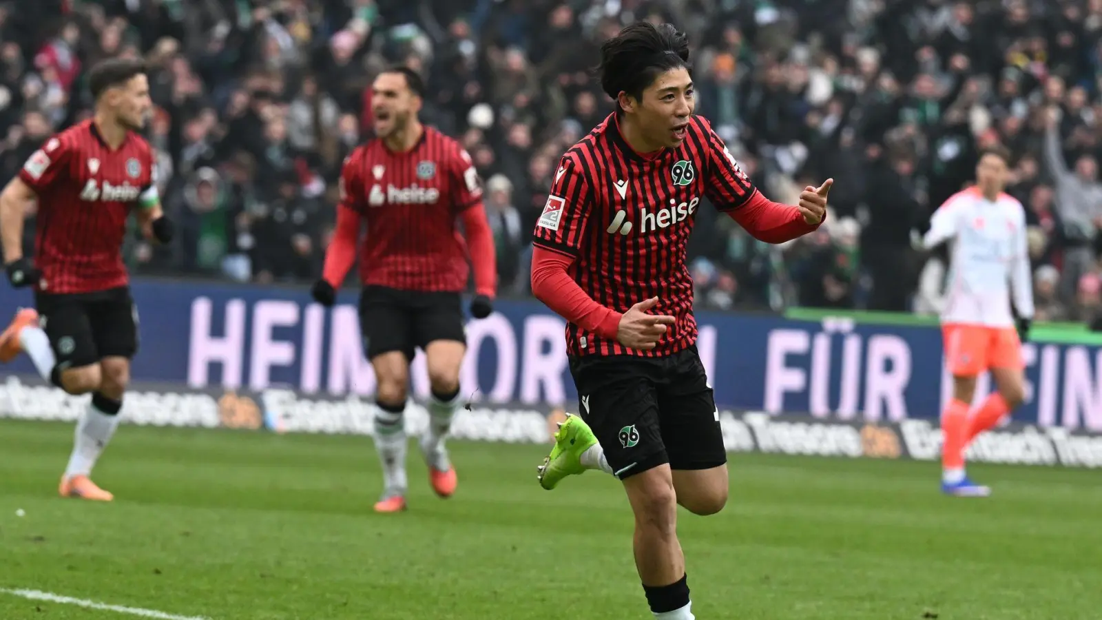 Brachte Hannover 96 früh in Führung: Daisuke Yokota (vorne). (Foto: Swen Pförtner/dpa)