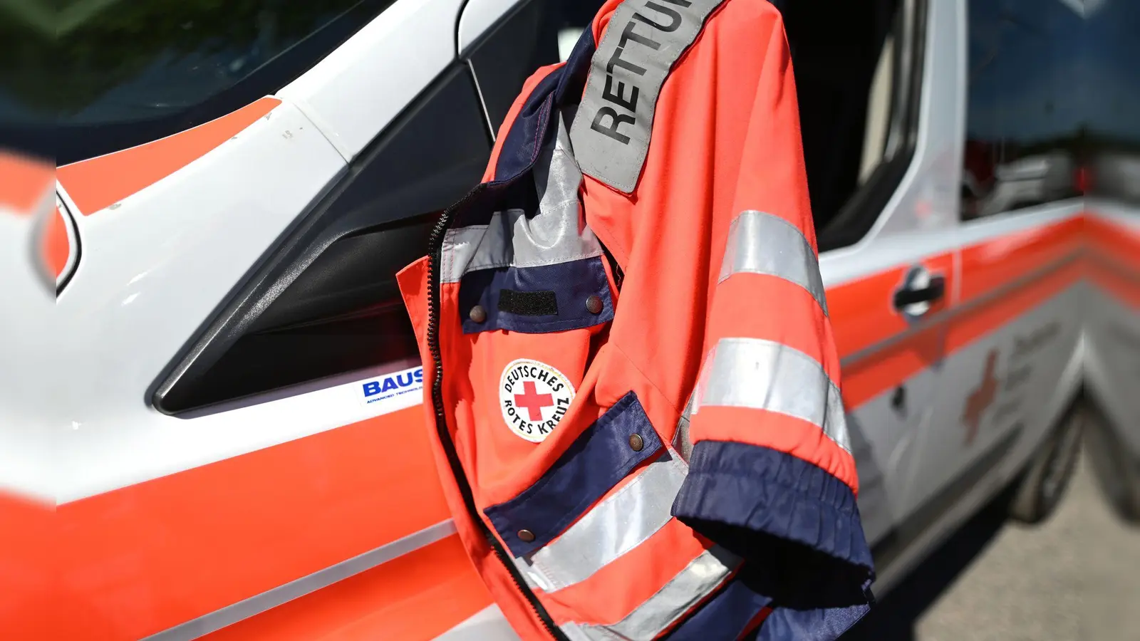 Am Hauptbahnhof in Regensburg griff ein Schaulustiger bei einem Rettungseinsatz mehrere Beamte an. (Symbolfoto) (Foto: Patrick Seeger/dpa)
