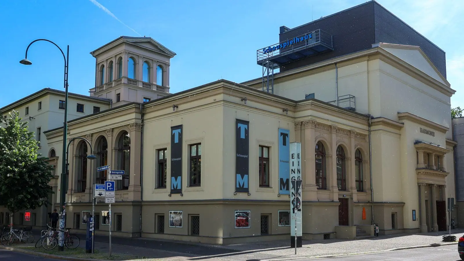 Das Theater Magdeburg liegt in einer Kritikerumfrage diesmal vorn. (Archivbild)  (Foto: Peter Gercke/dpa-Zentralbild/dpa)