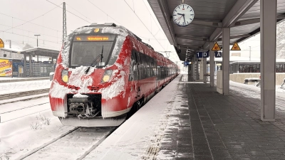 Mit weißer Schnauze durch den Schnee: Der Zugverkehr am Bahnhof Ansbach läuft. (Archivbild: Luca Paul)