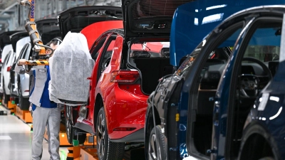 Die Produktion bei VW läuft auch nächste Woche weiter. (Archivbild) (Foto: Hendrik Schmidt/dpa)