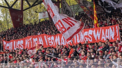Fans vom 1. FC Union Berlin halten ein Banner mit dem Schriftzug: „Schluss mit dem Vermarktungswahn!“. (Foto: Andreas Gora/dpa)
