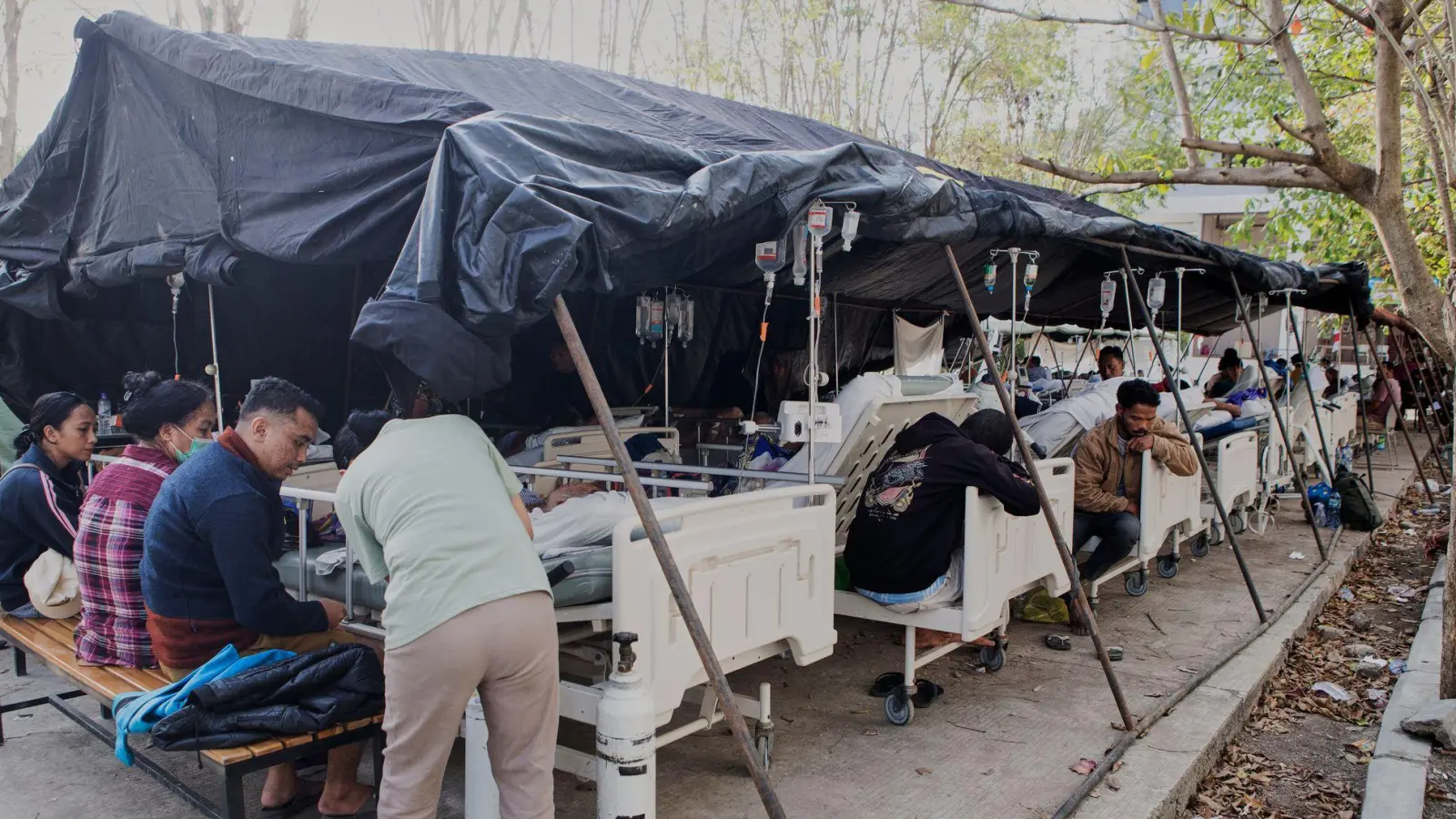 Nach dem starken Erdbeben ist die medizinische Versorgung erstmal provisorisch - hier mit einem Zelt vor einem Krankenhaus in der Provinz Ost-Nusa Tenggara. (Foto: Firdia Lisnawati/AP/dpa)