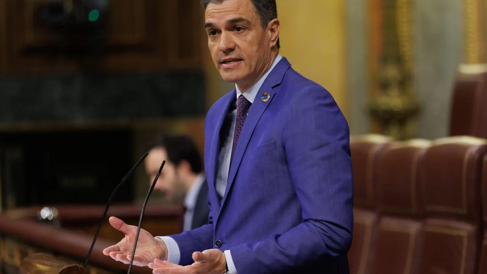 Die Parlamentswahl war eigentlich für das Jahresende erwartet worden. Jetzt hat Spaniens Regierungschef Pedro Sánchez aber unmittelbar auf das Ergebnis bei den Regionalwahlen reagiert. (Foto: Eduardo Parra/EUROPA PRESS/dpa)