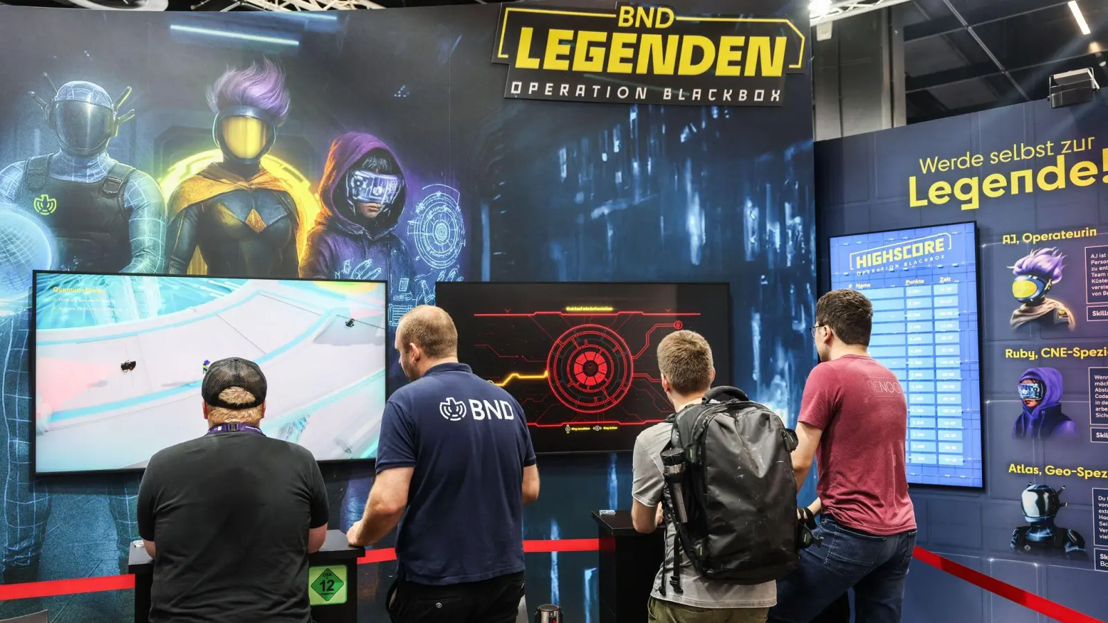 Gamescom-Besucher testen das BND-Computerspiel aus. (Foto: Oliver Berg/dpa)