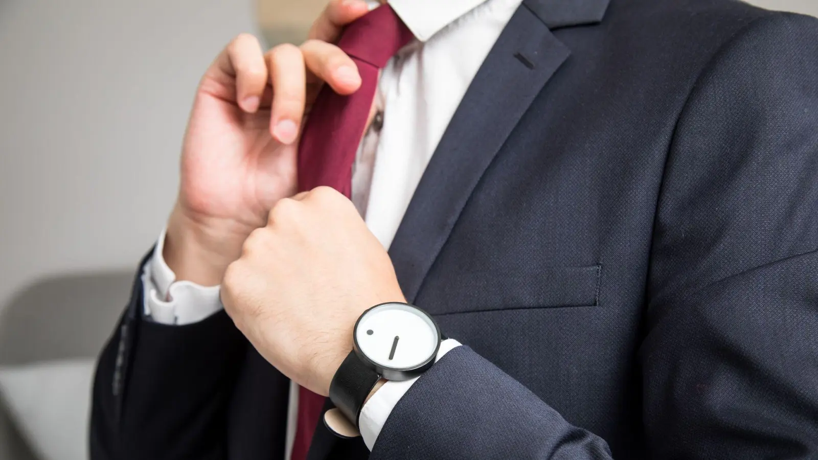 Gerade bei sommerlichen Temperaturen nicht immer angenehm: Anzug tragen. (Foto: Christin Klose/dpa Themendienst/dpa-tmn)