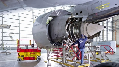 Ein Mitarbeiter arbeitet in einem Werk der MTU Aero Engines AG an einer Flugzeug-Turbine. (Foto: -/MTU Aero Engines AG/dpa/Archivbild)