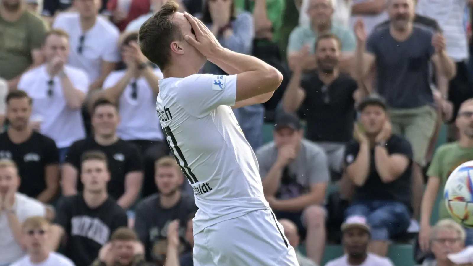 Lukas Schmidt kann es nicht fassen: Die SpVgg Ansbach verlor das entscheidende Relegationsspiel gegen Memmingen und könnte deshalb in die Bayernliga absteigen müssen. (Foto: Martin Rügner)