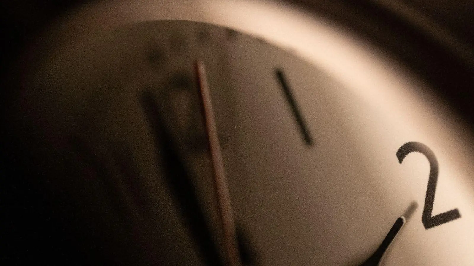 In der Nacht vom 30. auf den 31. März werden die Uhren von 2 Uhr auf 3 Uhr nach vorne gedreht. Abends bleibt es dann länger hell. (Foto: Marijan Murat/dpa)