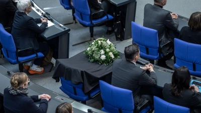 Mit einem Gesteck wurde in der vergangenen Sitzungswoche im Bundestag des gestorbenen Abgeordneten Carsten Träger (SPD) gedacht. (Foto: Michael Kappeler/dpa)