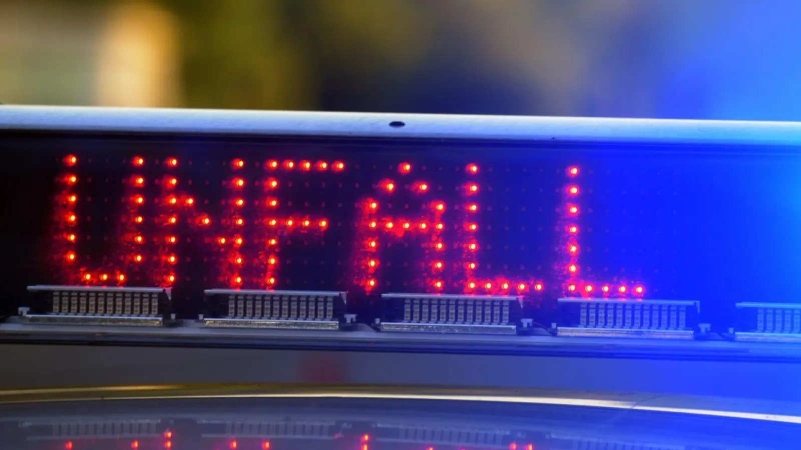 Die Polizei sperrte die Straße nach dem Unfall. (Symbolbild) (Foto: Stefan Puchner/dpa)