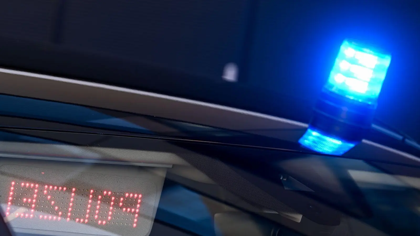 Die Polizei findet in einem Wohnhaus in Oberfranken eine tote 75-Jährige und nimmt daraufhin den Ehemann fest. (Symbolbild) (Foto: Hendrik Schmidt/dpa-Zentralbild/ZB)