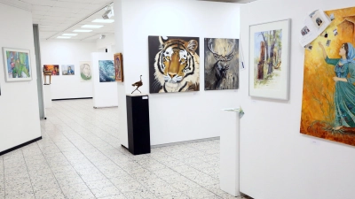 Ein Blick in die Jahresausstellung „Ins Licht gerückt” des Kulturforum Ansbach (Foto: Martina Kramer)