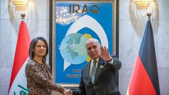 Außenministerin Annalena Baerbock wird von ihrem irakischen Amtskollegen Fuad Hussein begrüßt. (Foto: Michael Kappeler/dpa)