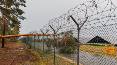Wetterbedingt musste der Flugbetrieb am Abend vorübergehend eingestellt werden. (Foto: Lars Haubner/NEWS5/dpa)