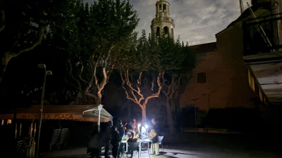 Während des Blackouts sitzen Gäste eines Straßencafés in der Kleinstadt Premià de Mar bei Barcelona im Licht von Taschenlampen und trinken lauwarmes Bier. (Archivbild) (Foto: Jan-Uwe Ronneburger/dpa)
