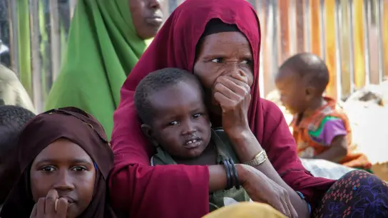 Somalier, die aus dürregeplagten Gebieten geflohen sind, sitzen in einem behelfsmäßigen Lager am Rande der Hauptstadt Mogadischu. (Foto: Farah Abdi Warsameh/AP/dpa)