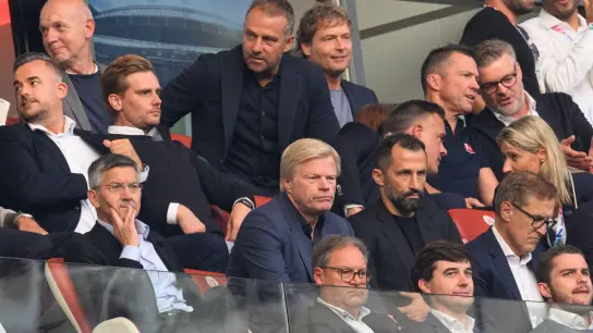 auch bei der WM auf einen starken Bayern-Block um Kapitän Manuel Neuer: Bundestrainer Hansi Flick (oben/M) auf der Tribüne beim FC Bayern. (Foto: Robert Michael/dpa)