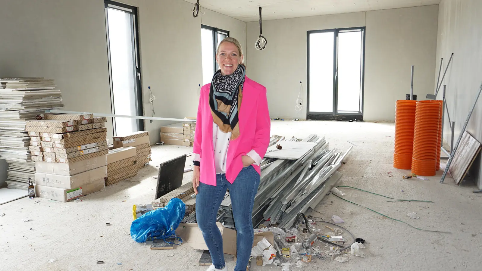 Der Innenausbau ist in vollem Gange. Praxisleitung Nadine Heininger informiert über das Konzept der Therapieschule. (Foto: Andrea Walke)