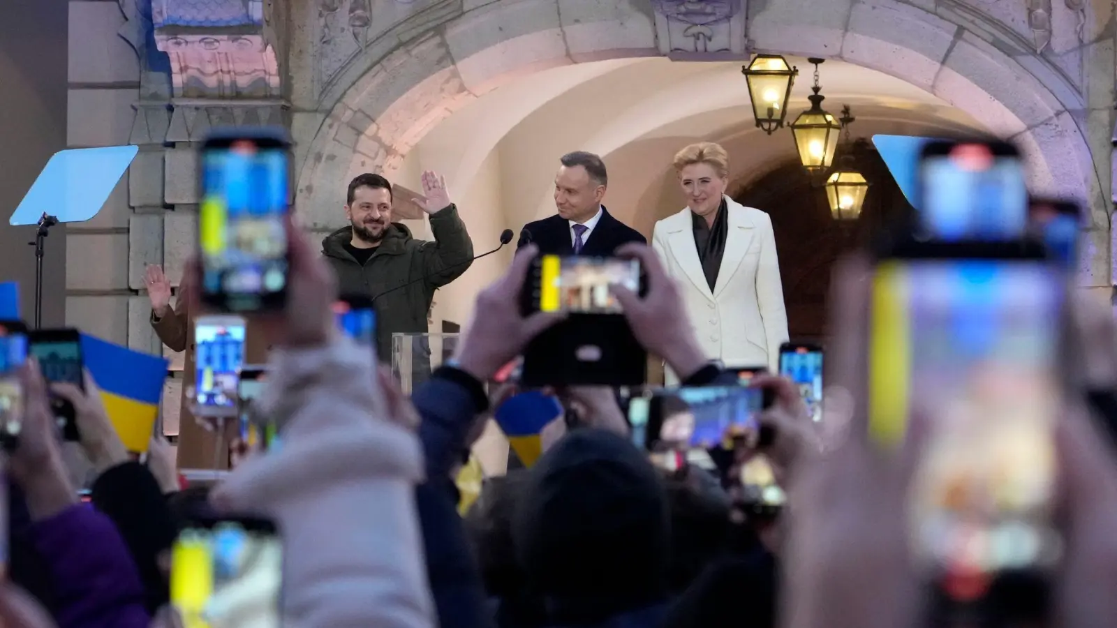 Polens Präsident Andrzej Duda (M) und seine Frau Agata Kornhauser-Duda haben den ukrainischen Staatschef Wolodymyr Selenskyj in Warschau empfangen. (Foto: Czarek Sokolowski/AP/dpa)