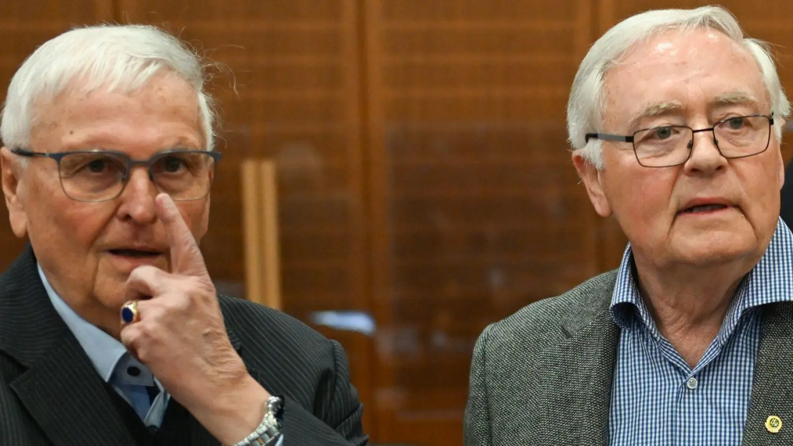 Theo Zwanziger (l), früherer DFB-Präsident, und Horst R. Schmidt, früherer DFB-Generalsekretär, bei der Fortsetzung im Sommermärchen-Prozess. (Foto: Arne Dedert/dpa/POOL/dpa)