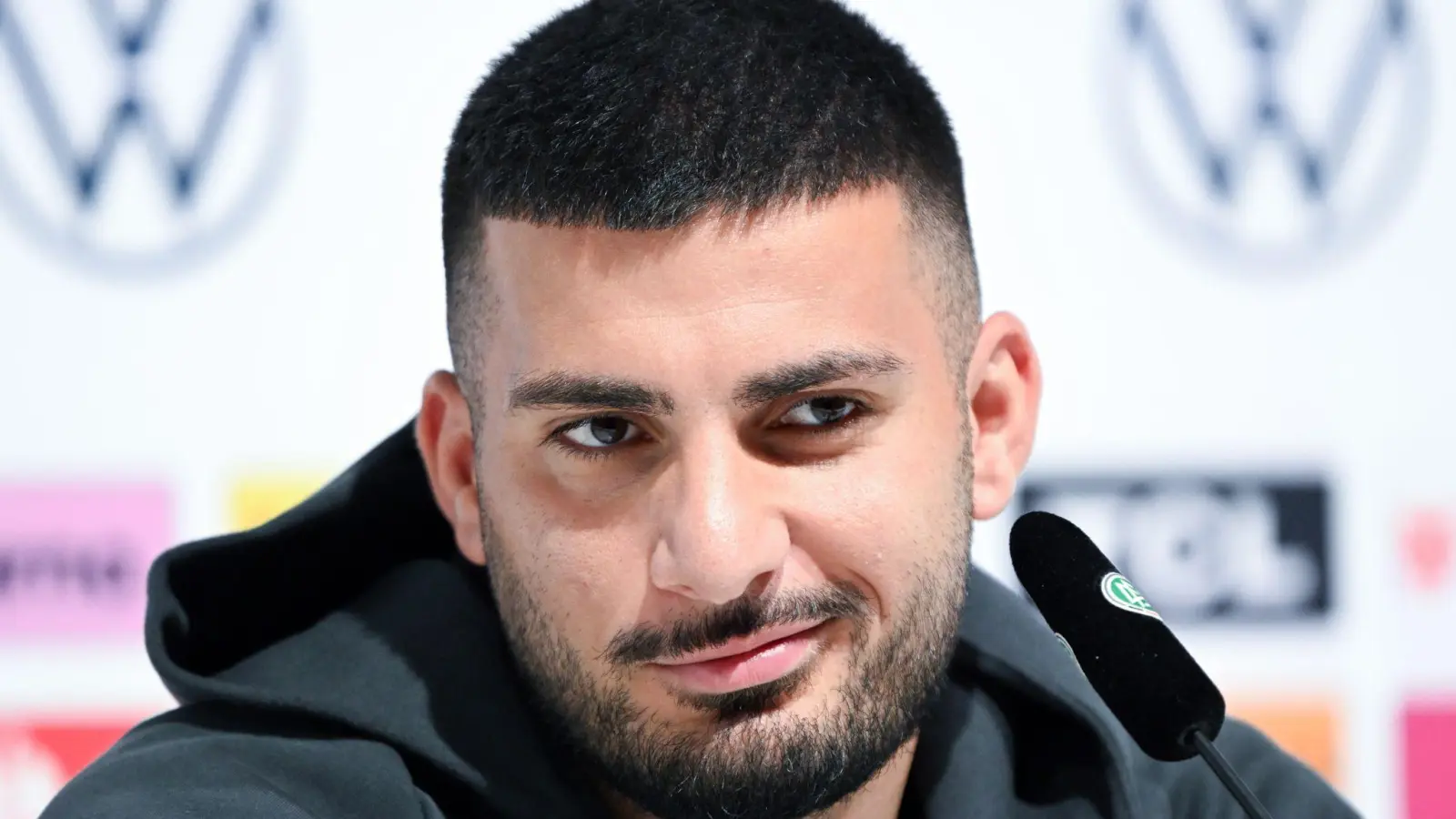 Nationalspieler Deniz Undav auf dem DFB-Podium. (Foto: Federico Gambarini/dpa)