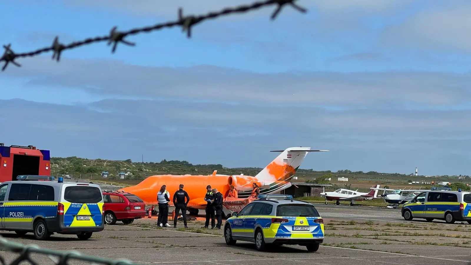 Klimaschutz-Demonstranten der Initiative Letzte Generation haben einen Jet mit oranger Farbe besprüht. (Foto: Julius Schreiner/TNN/dpa)