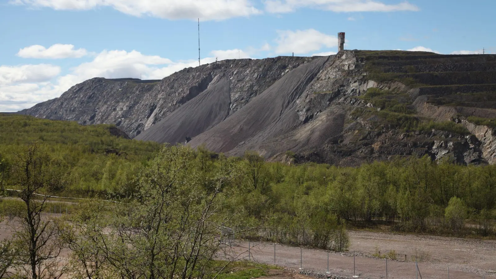 Blick auf das weltgrößte Eisenerzbergwerk Kiirunavaara im Norden Schwedens. (Foto: Steffen Trumpf/dpa)