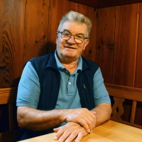 Ewald Geißendörfer an seinem neuen Stammplatz auf der Eckbank des „Glockenhäusle” in Kleinharbach. 42 Jahre lang saß er bis Mai am Uffenheimer Stadtratstisch, ohne Unterbrechung. (Foto: Johannes Zimmermann)