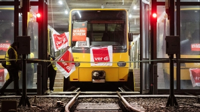 Die Warnstreiks im Nahverkehr bekommen vor allem Pendler, Schülerinnen und Schüler sowie deren Eltern zu spüren. (Foto: Marijan Murat/dpa)