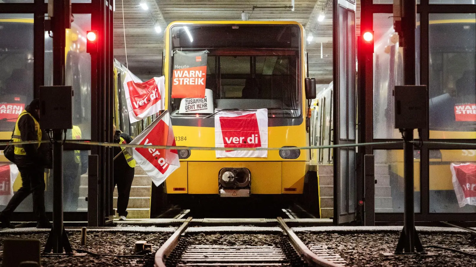 Die Warnstreiks im Nahverkehr bekommen vor allem Pendler, Schülerinnen und Schüler sowie deren Eltern zu spüren. (Foto: Marijan Murat/dpa)