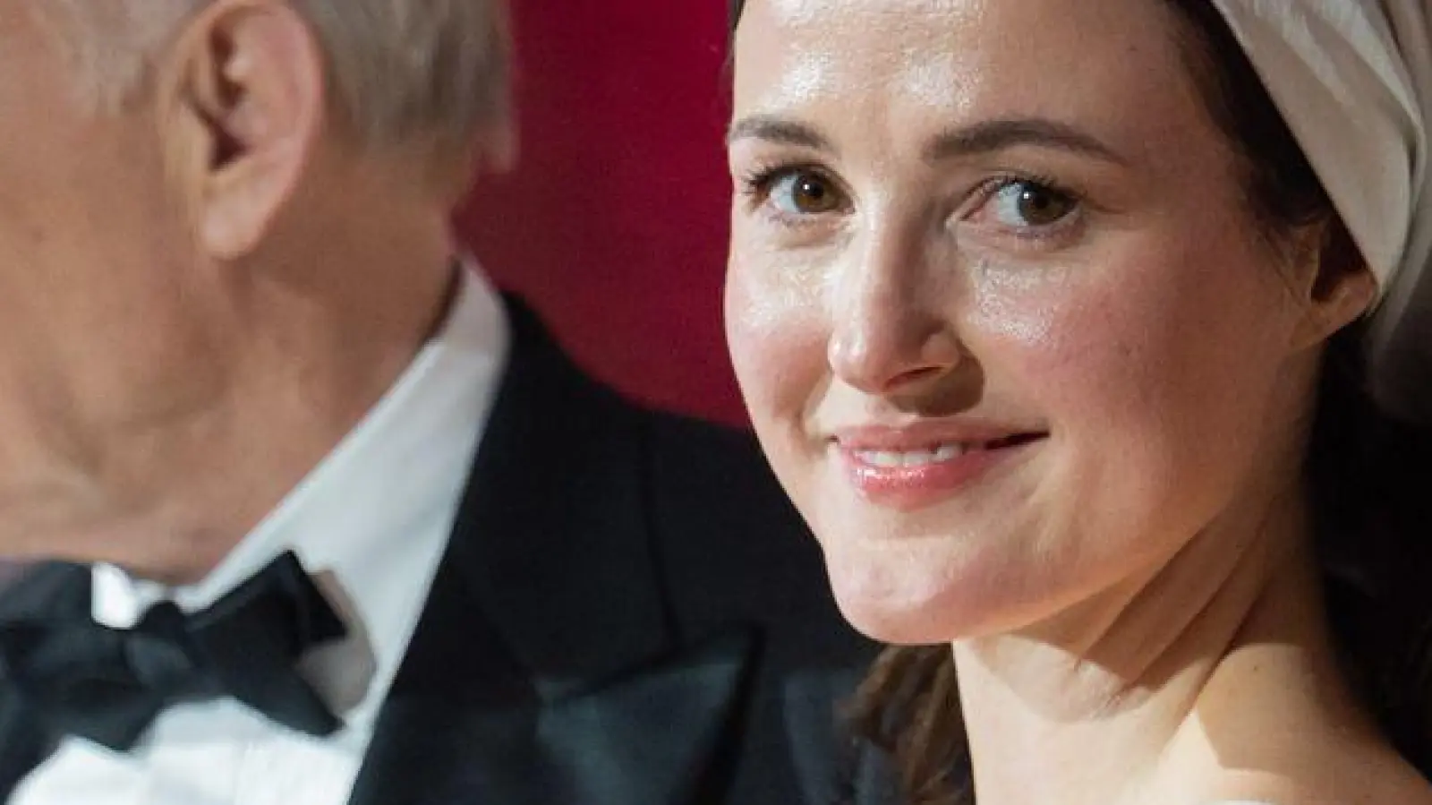 Die Schauspieler Renate Reinsve und Stellan Skarsgård gewannen die Schauspielpreise.  (Foto: Christoph Soeder/dpa)