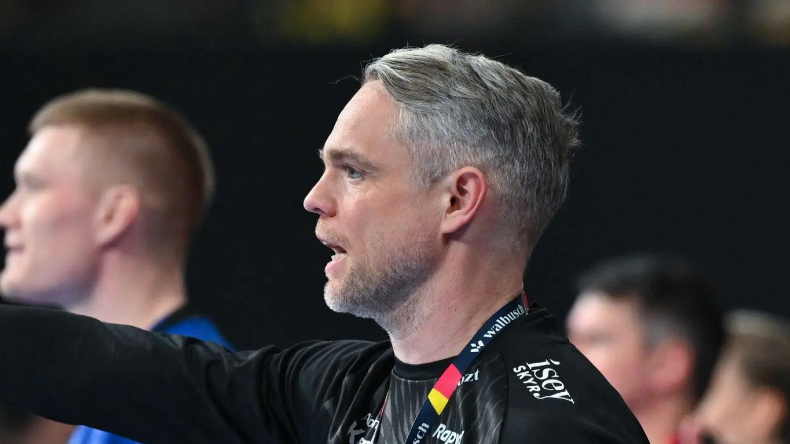 Trainer Snorri Steinn Gudjonsson von Island verfolgt das Spiel gegen Ungarn in der Olympiahalle. (Foto: Sven Hoppe/dpa)