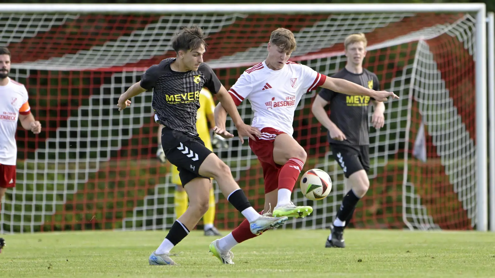 Louis Hirschmann (am Ball, hier im Spiel gegen Lauterhofen) brachte Neuendettelsau mit 1:0 in Führung. (Foto: Martin Rügner)