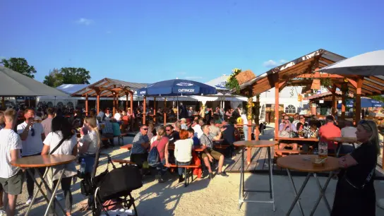Das Wetter spielte mit: Biergartenflair beim Heimat- und Volksfest in Wassertrüdingen. (Foto: Peter Tippl)