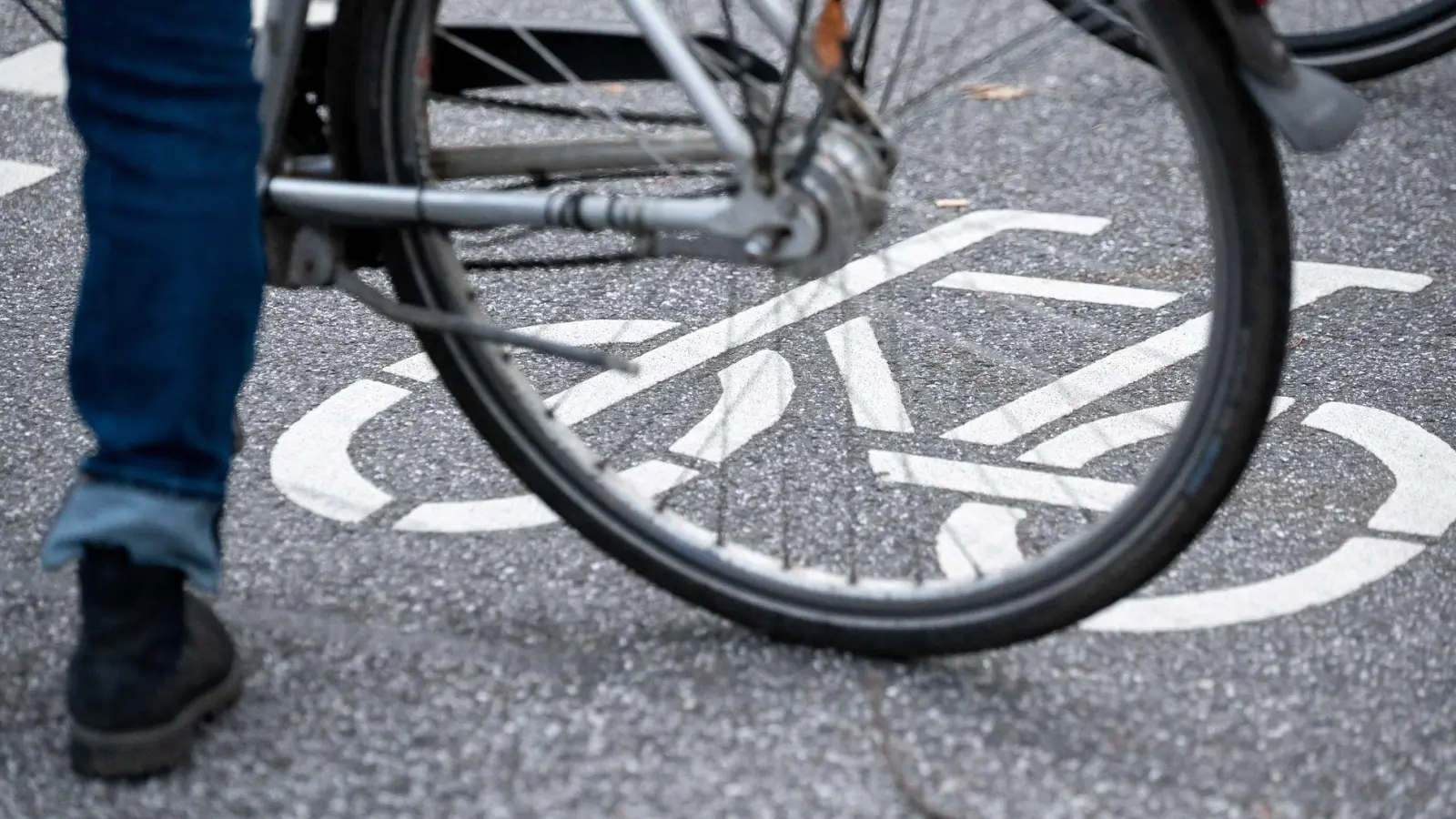 Der Radfahrer stieg von seinem Fahrrad und schlug eine Scheibe des Autos ein. (Symbolbild) (Foto: Jonas Walzberg/dpa)