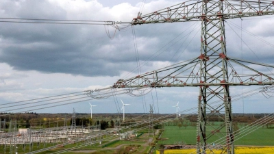 Strommasten des Netzbetreibers Tennet nahe des Umspannwerkes Conneforde. (Foto: Sina Schuldt/dpa)