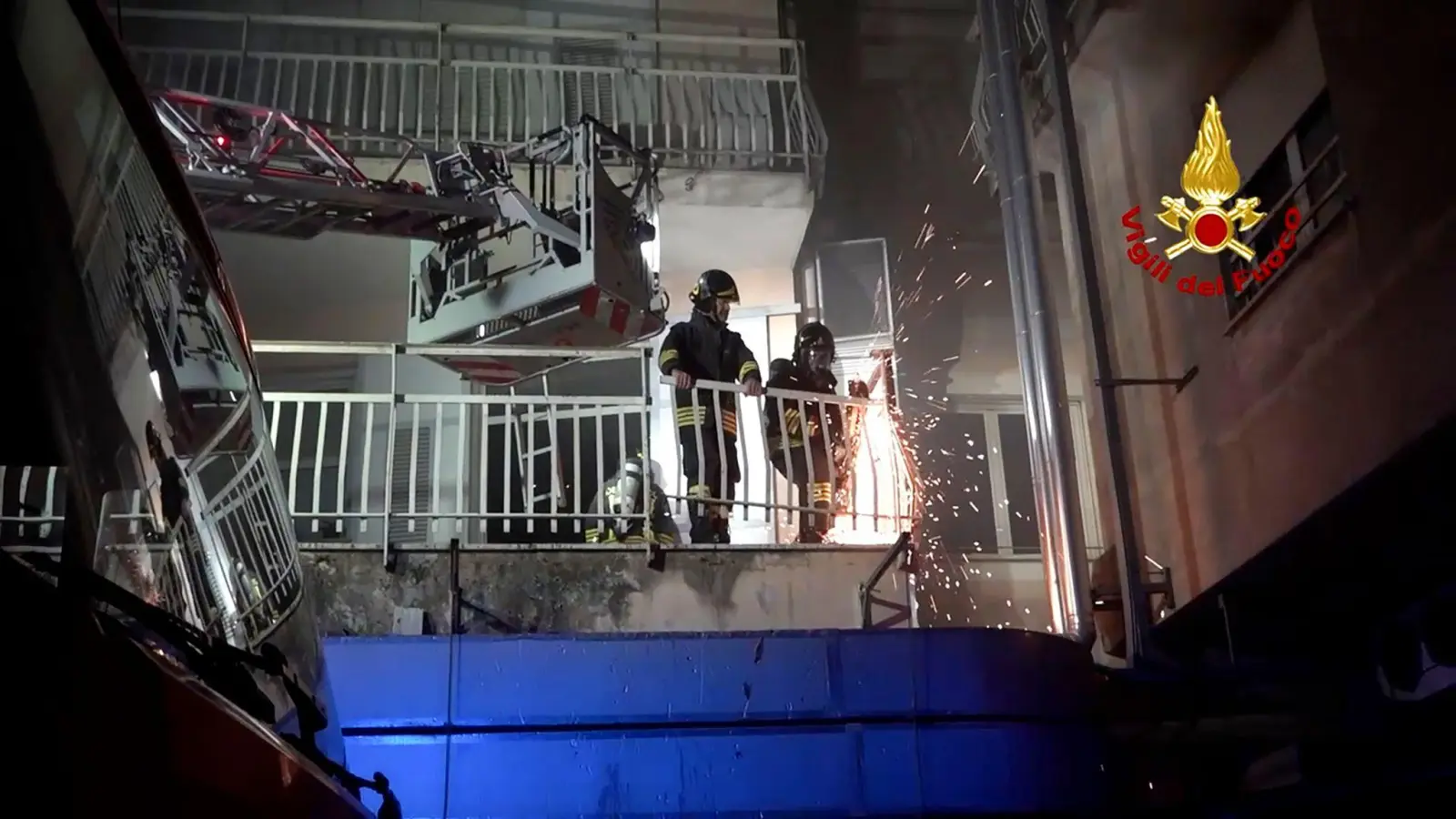 Italienische Feuerwehrleute arbeiten auf dem Balkon eines Gebäudes des Krankenhauses San Giovanni Evangelista, nachdem ein Feuer ausgebrochen war. (Foto: -/Italian Firefighters/AP/dpa)