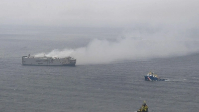 Aufnahme aus einem Flugzeug der niederländischen Küstenwache: Dichte Rauchwolken steigen aus dem Autofrachter „Fremantle Highway“ in der Nordsee auf. (Foto: Coast Guard Netherlands/dpa)