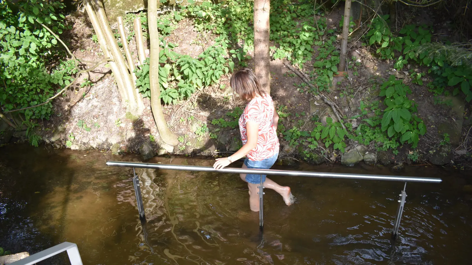 Wassertreten ist in der Kneippanlage in Neuhof äußerst beliebt. Auch Gemeinderätin Erika Scheuenstuhl macht dies begeistert. (Foto: Ute Niephaus)