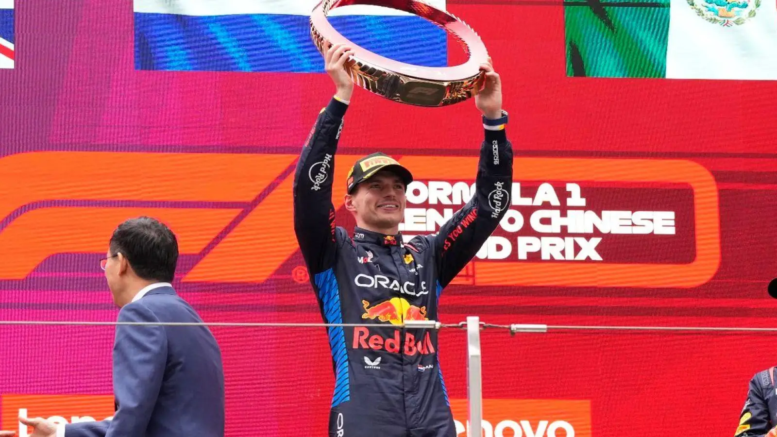 Max Verstappen (M.) gewann in China vor Lando Norris (l) und Sergio Perez. (Foto: Uncredited/AP/dpa)