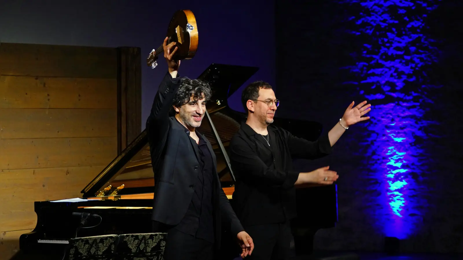 Gastierten mit ihrem Programm „Between Worlds“ in der Rothenburger Reichsstadthalle: der Mandolinist Avi Avital (links) und der Pianist Omer Klein. (Foto: Elke Walter)